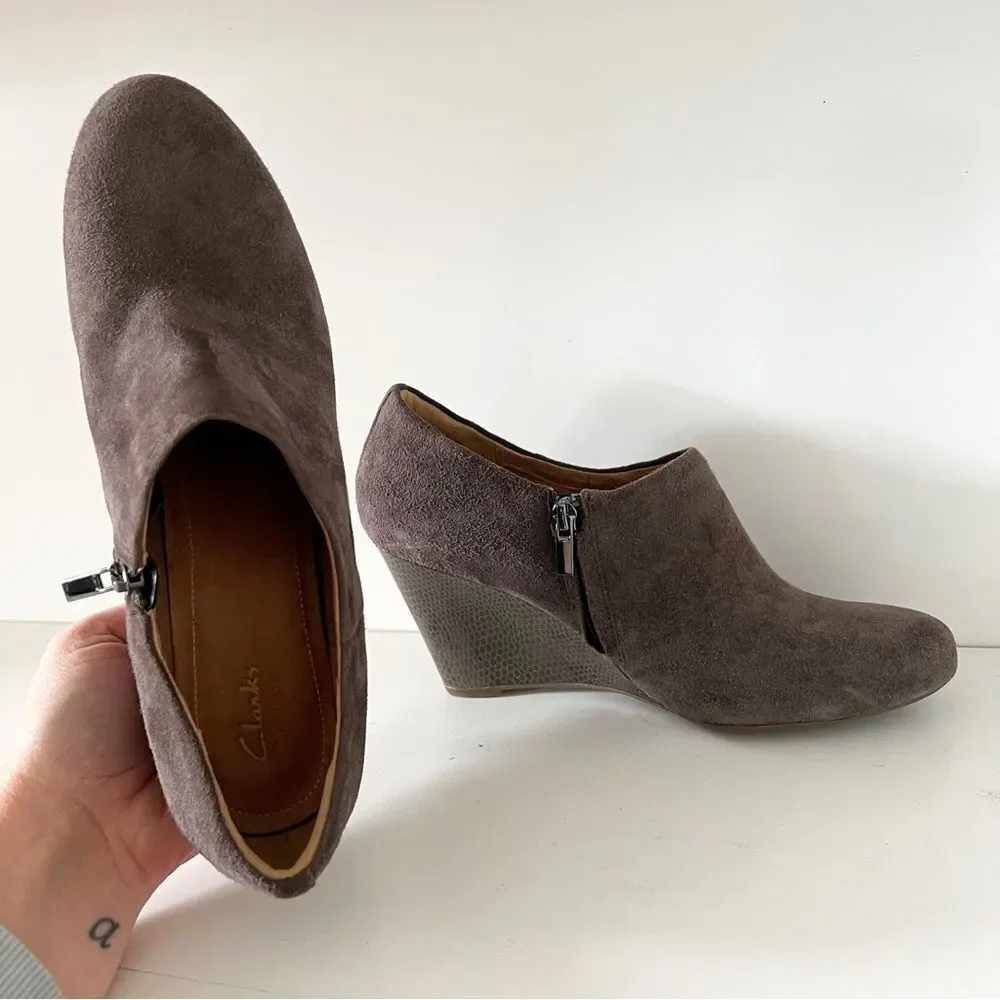 Clarks Artisan Brown Leather Suede Booties Wedge Size 9.5 Zippered Ankle
